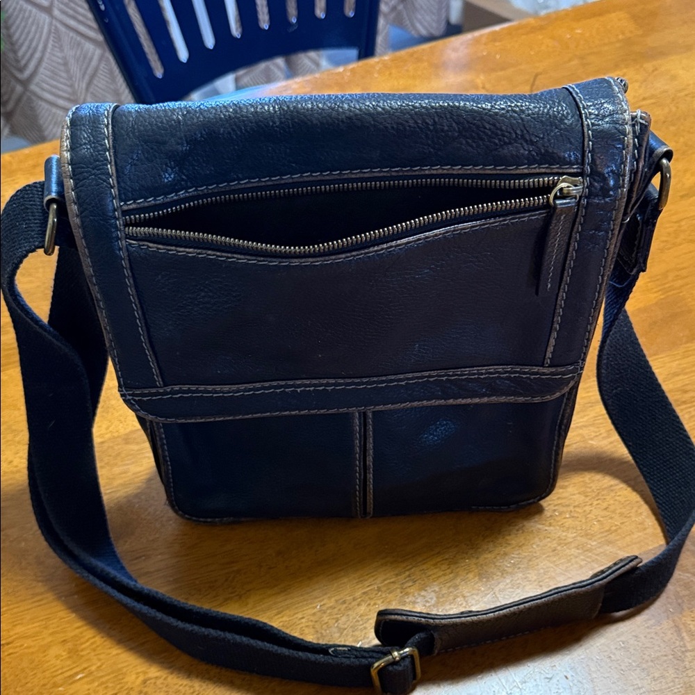 Black Rivet Genuine Leather messenger bag - Picture 7 of 11